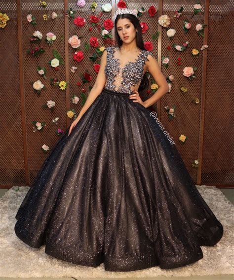 Vestidos de debutante preto .